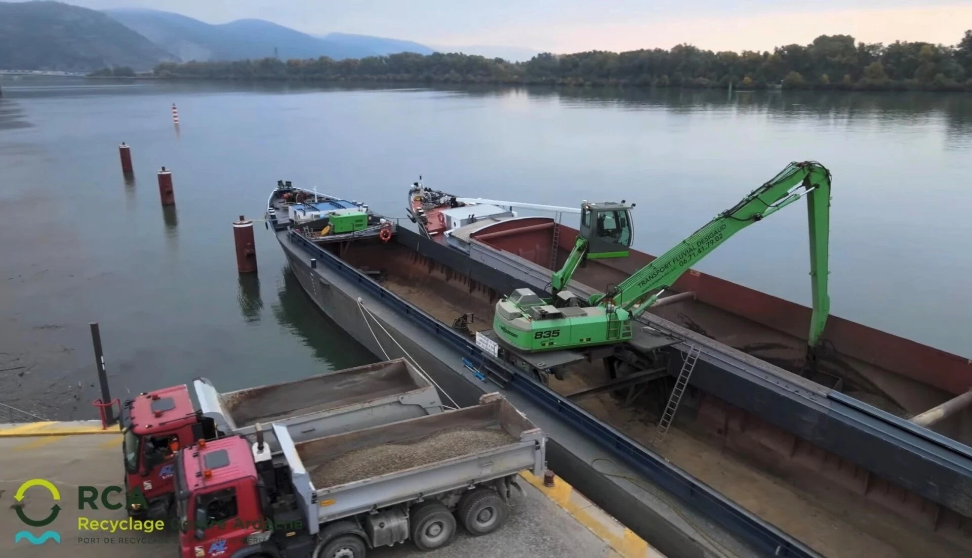 Déchargement d’une péniche de matériaux sur le Rhône