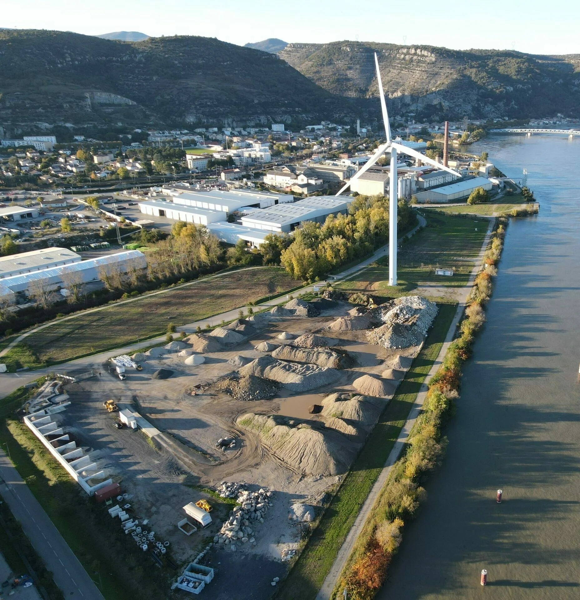 La plateforme RCA et ses matériaux au bord du Rhône, au Pouzin